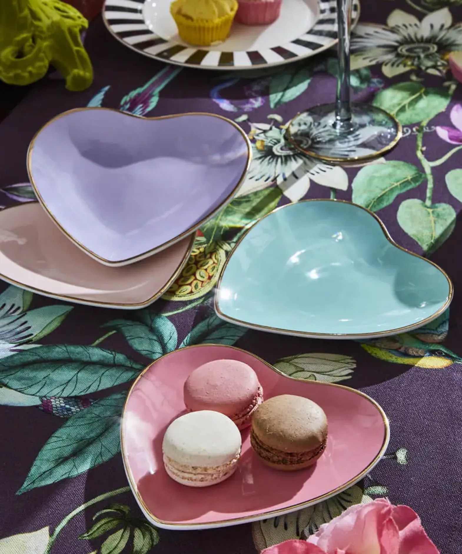 Bombay Duck Cute Heart Set Of Plates